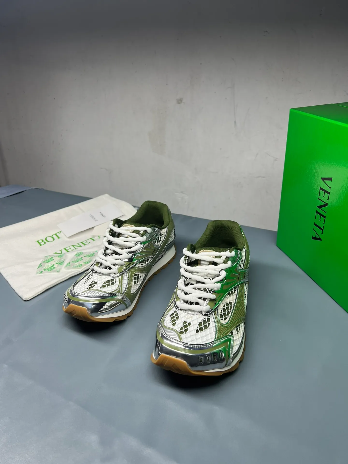 👟👟Ex-factory price 600👟👟 Men's size +10 Real photos 🔥🔥BV Orbit sneakers Wang Yibo's same style couple's dad shoes Runner sneakers, made of lightweight technical mesh fabric. Matched with geometric pattern designed rubber outsole, Wang Zha series high version. Look for the package technology. It is actually a lot taller, but the legs are still slim. Very nice, playable and durable. Matched to the standard💯 Package shoe technology. Look for the high version. The outsole is made of color-blocked TPU outsole. Women's model 35 36 37 38 39 40 41 42 (40 41 42 43 44 45 customized) (Customer logo can be accepted without refund or exchange at a favorable price) Equipped with original packaging